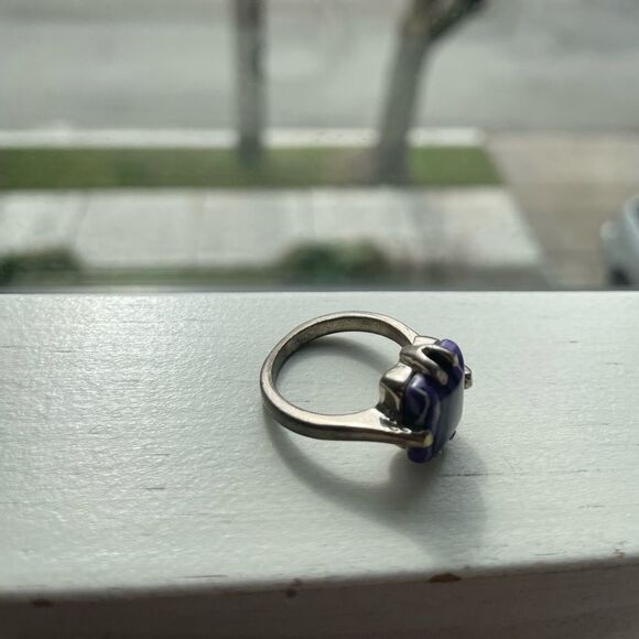 Silver colored ring with a purple stone - Picture 4 of 7